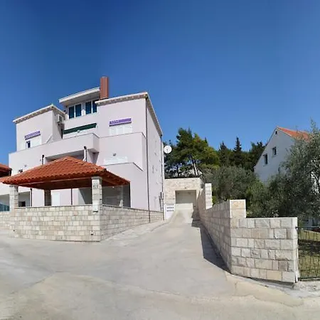 לינה וארוחת בוקר Avantgarde 4*